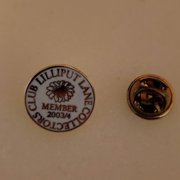 Lilliput Lane Collectors Club Pin 03/04 - Picture 2 of 3